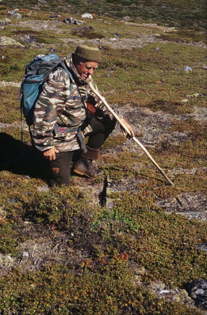 Bjarne Kjerstadmo ved gamalt ildsted
